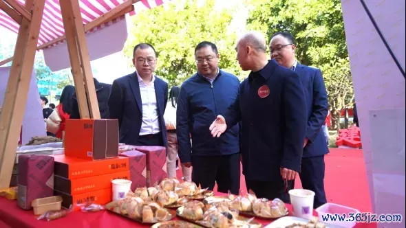 九游体育app(中国)官方网站将一张张蕴含新年祝愿的剪纸作品送到住户手中-九游体育「Nine Game Sports」官方网站 登录入口